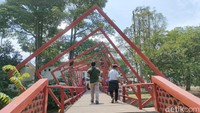 Usai direnovasi, Situ Bagendit menjadi salah satu tempat liburan pilihan. Baik bagi warga Garut, atau para pelancong dari luar kota. Untuk bisa berkunjung ke tempat ini, pengunjung dikenakan biaya yang murah-meriah. Orang dewasa dibanderol Rp 10 ribu, sedangkan anak-anak Rp 5 ribu. Selain itu, ada beberapa biaya tambahan jika ingin menggunakan wahana macam rakit dan menara pandang sebesar Rp 5 ribu per orang. (Foto: Hakim Ghani/detikJabar)