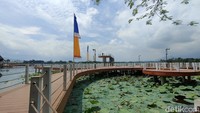 Tempat wisata ini, merupakan tempat wisata tradisional sebelumnya. Tapi, wujudnya berubah drastis usai direnovasi awal tahun 2022 lalu oleh pemerintah. Tempatnya kini estetik dan fotogenik. Dilengkapi dengan beragam fasilitas penunjang yang baru. (Foto: Hakim Ghani/detikJabar)