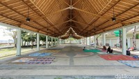 Ada juga balai-balai besar di sebelah timur. Di balai-balai terbuka ini, biasanya dimanfaatkan para pengunjung untuk nongkrong sembari makan bersama-sama, atau yang kerap disebut warga Garut dengan sebutan botram. Masih di kawasan timur, terdapat menara pandang yang punya view cukup bagus untuk melihat kawasan Situ Bagendit. (Foto: Hakim Ghani/detikJabar)