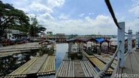 Yang paling ikonik, tentu saja rarakitan. Berlayar mengarungi danau, dengan perahu sederhana yang terbuat dari bambu. Yang satu ini, adalah yang paling diburu wisatawan yang melancong ke Situ Bagendit. (Foto: Hakim Ghani/detikJabar)
