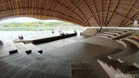 Salah satu bangunan yang paling menonjol, tak lain adalah amphitheater. Bentuknya bulat, seperti cangkang kerang. Di dalamnya, berisi tempat duduk yang luas, menghadap langsung ke Situ Bagendit. Tempat ini biasanya digunakan untuk bersantai dan ngobrol, ditemani angin yang sepoi-sepoi. (Foto: Hakim Ghani/detikJabar )