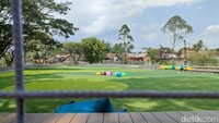 Tak jauh dari itu, ada juga taman terbuka beralas rumput sintetis, yang biasa digunakan bocah-bocah bermain. Di sekitaran itu, ada tempat penyewaan mobil mainan, hingga skuter, dengan harga sewa sekitar Rp 20 ribuan per jamnya. (Foto: Hakim Ghani/detikJabar)