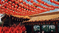 Festival Lentera diperkirakan berasal dari Dinasti Han (206 SM -220 M). Saat itu, biksu Buddha menyalakan lentera pada hari ke 15 tahun lunar untuk menghormati Buddha. Kebiasaan ini lalu menyebar ke rakyat China dan bagian lain di Asia.