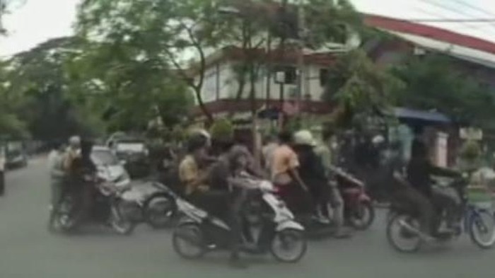 Tangkapan layar video aksi diduga segerombolan pelajar menyerang pengendara sepeda motor di Jalan Haji Misbah, Kota Medan beredar di media sosial. Istimewa