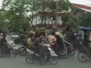 Gerombolan Pelajar di Medan Merampas HP dan Merusak Mobil Warga