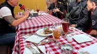 Meskipun pengusaha kaya, tetapi ia tetap terlihat rendah hati. Di Instagramnya banyak membagikan momen makan bersama karyawan. Foto: Instagram @jhonlbf
