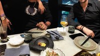 Selain itu, ada juga momen kuliner bersama sang istri di sebuah restoran tinggi. Mereka juga ditemani dengan rekannya dari Argentina. Foto: Instagram @jhonlbf