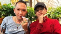 Henry Kurnia Adhi juga banyak momen kuliner dengan beberapa publik figur. Salah satunya ada momen bersama Pesulap Merah. Foto: Instagram @jhonlbf