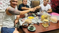 Bersama dengan rekan kerjanya, ini momen makan bersama Henry Kurnia Adhi sambil membahas soal usaha keenam miliknya. Foto: Instagram @jhonlbf