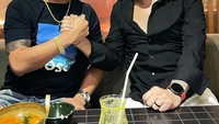 Nah, kalau yang satu ini adalah momen Henry Kurnia Adhi saat makan bersama dengan Pesepakbola asal Argentina. Foto: Instagram @jhonlbf