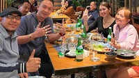 Kemudian, Henry Kurnia Adhi juga akrab dengan komedian Mpok Alpa. Begini momennya saat mereka makan bersama setelah syuting satu program. Foto: Instagram @jhonlbf
