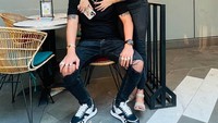 Romantis dengan sang istri, beginilah momen mereka saat makan berdua di restoran. Laki-laki itu gak perlu ganteng. Yang penting berkarakter, ujarnya. Foto: Instagram @jhonlbf