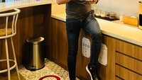 Begini penampilan Henry Kurnia Adhi saat ngopi di pantry yang ada di kantornya. Netizen salah fokus dengan pantrynya yang keren dan super bersih. Foto: Instagram @jhonlbf