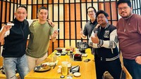 Henry Kurnia Adhi viral disebut-sebut sebagai bos idaman netizen karena sosoknya yang loyal. Selain itu, ia juga dikenal rendah hati dengan semua orang. Foto: Instagram @jhonlbf