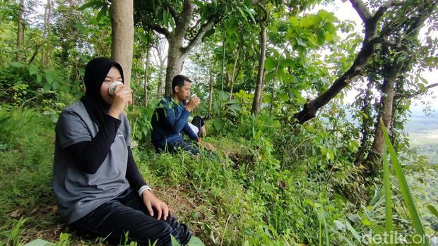 Wisatawan melakukan hiking menuju perbukitan menoreh di Girimulyo, Kulon Progo, Sabtu (21/1/2023).