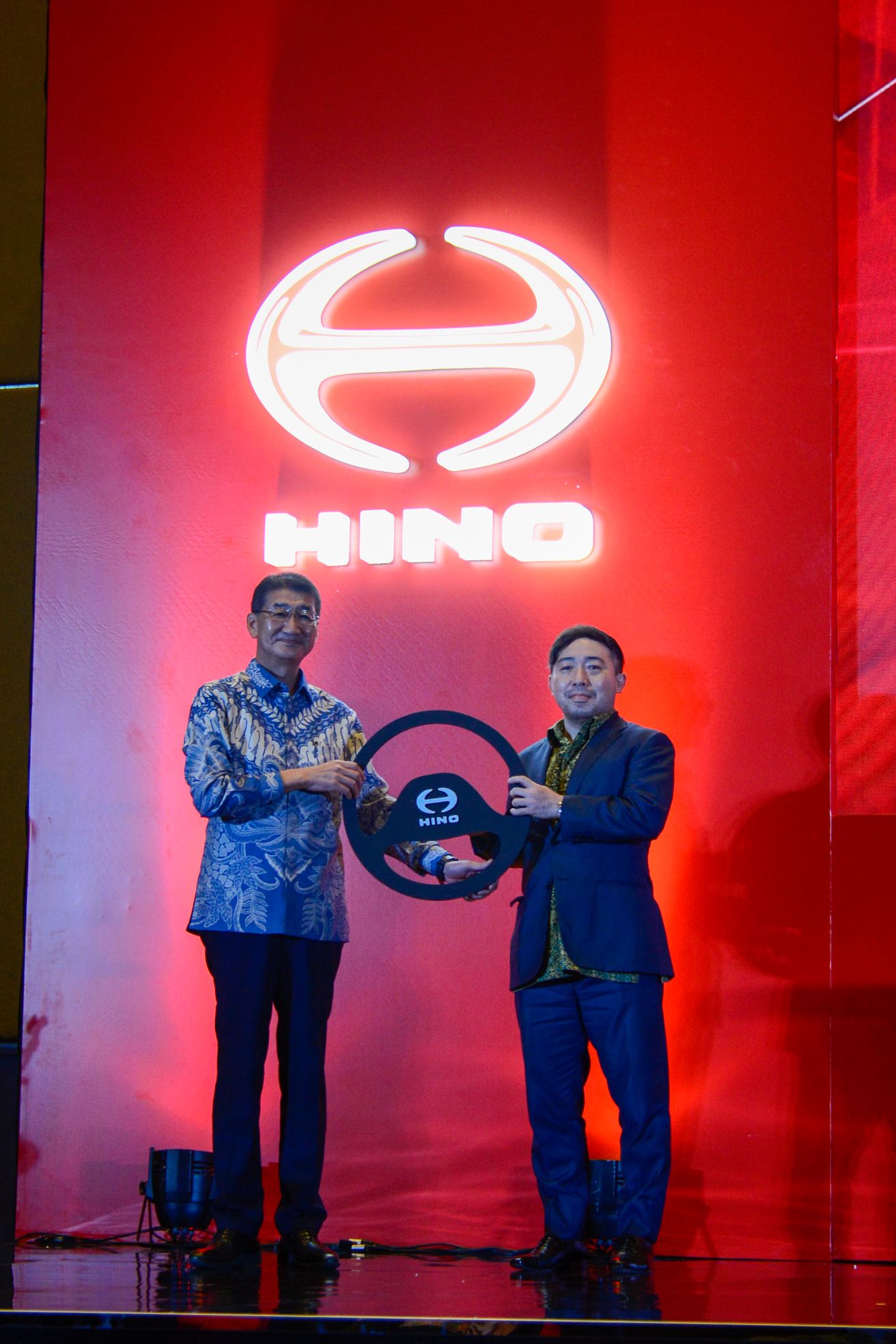 Menyambut awal tahun 2023, Hino Motors Sales Indonesia (HMSI) mengumumkan pergantian pucuk pimpinan Presiden Direktur. Dikatakan mulai 1 Februari 2023, Takashi Muto ditunjuk sebagai Presiden Direktur HMSI yang baru, menggantikan Masato Uchida yang masa jabatannya akan berakhir di 31 Januari 2023.