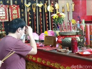 Umat Tionghoa Makassar Mulai Rayakan Imlek di Klenteng, Harap Ekonomi Pulih
