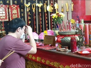 Umat Tionghoa Makassar Mulai Rayakan Imlek di Klenteng, Harap Ekonomi Pulih