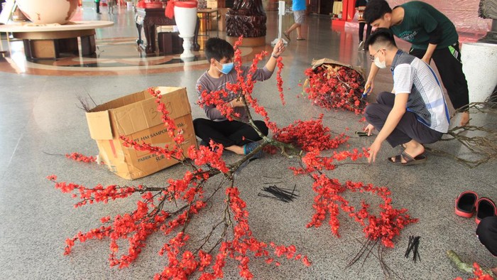 Sejumlah warga memasang pernak-pernik perayaan Tahun Baru Imlek ke 2574 di Maha Vihara Maitreya. Foto: Farid Achyadi Siregar/detikSumut