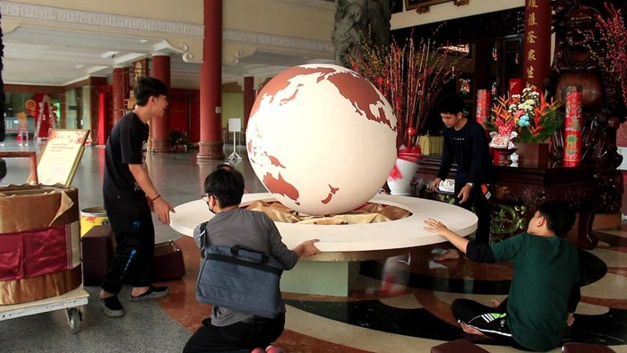 Persiapan menjelang perayaan Tahun Baru Imlek ke 2574 di Maha Vihara Maitreya yang terletak di Jalan Cemara Asri Boulevard Raya, Kota Medan. Foto: Farid Achyadi Siregar/detikSumut
