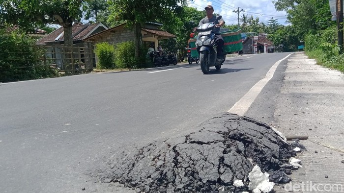 Jalan Bayat-Cawas Klaten mulai bergelombang, Sabtu (21/1/2023).