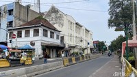 Pantauan detikcom di lokasi, pukul 15.35 WIB, Sabtu (21/1/2023), sudah tak tampak para pedagang di trotoar atau jalur pedestrian kawasan Kota Tua. Jalan Kunir terlihat bebas dari PKL. (Vivi/detikcom)