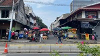 Tampak sejumlah pedagang juga berjualan di Jalan Teh. Mereka menjual berbagai hal, mulai dari makanan, aksesoris, hingga pakaian. (Silvia Ng/detikcom)