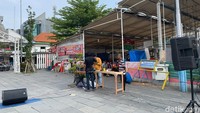 Lokasi Binaan (lokbin) Kota Intan mulai dipadati pedagang. Tampak ada pemutaran lagu dangdut untuk membuat suasana lokbin semakin ramai (Silvia Ng/detikcom)