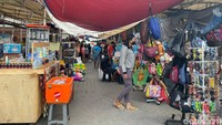 Sejumlah pedagang mulai terlihat berjualan di lapaknya. Mereka menjual beragam jenis dagangan, namun didominasi oleh kuliner dan pakaian. (Silvia Ng/detikcom)