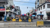Terlihat beberapa pedagang berjualan di Jalan Cengkeh, sesuai instruksi spanduk tersebut (Silvia Ng/detikcom)