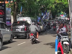 detikBali mencoba mengecek penyebab kemacetan tersebut. Salah satu penyebabnya ternyata akibat penuhnya kantong parkir. Padahal, kantong parkir di sekitar Pelabuhan Sanur ini cukup luas, mulai dari depan Pantai Matahari Terbit hingga sebelah utara pelabuhan. Semua lokasi parkir di seputaran Pelabuhan Sanur tampak sudah terisi. Meski demikian, masih banyak mobil yang tersendat akibat tidak mendapatkan tempat parkir. Foto: I Wayan Sui Suadnyana/detikBali