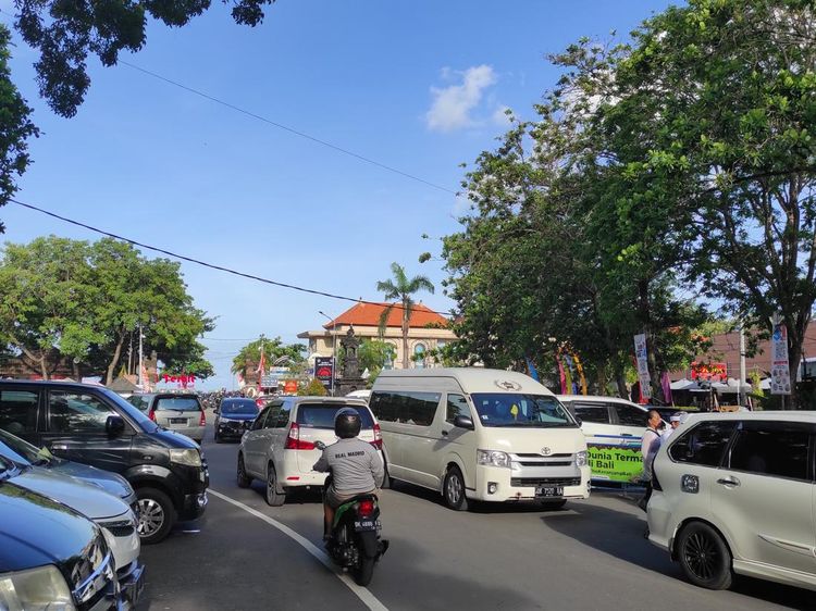 Potret Kemacetan di Pelabuhan Sanur, Kantong Parkir Penuh