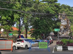 Suasana kemacetan itu tampak pada akhir pekan kali ini, Sabtu (21/1/2023) sore. Pantauan detikBali di lokasi, kemacetan sudah terjadi di pintu masuk dari Jalan Bypass Ngurah Rai. Kemacetan menyebabkan kendaraan yang lewat di Jalan Bypass Ngurah Rai juga tersendat. Foto: I Wayan Sui Suadnyana/detikBali