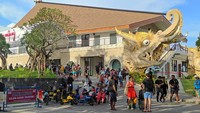 Di sisi lain, kepulangan wisatawan yang baru tiba di Pelabuhan Sanur, baik dari Pelabuhan Sampalan Nusa Penida dan Pelabuhan Bias Munjul Nusa Ceningan tampak ramai. Wisatawan lokal dan mancanegara ramai keluar dari Pelabuhan Sanur. Tidak jarang ada wisatawan yang rela berjalan cukup jauh karena mobil tidak bisa masuk ke areal dekat Pelabuhan Sanur. Foto: I Wayan Sui Suadnyana/detikBali