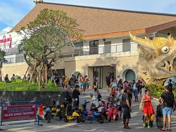 Di sisi lain, kepulangan wisatawan yang baru tiba di Pelabuhan Sanur, baik dari Pelabuhan Sampalan Nusa Penida dan Pelabuhan Bias Munjul Nusa Ceningan tampak ramai. Wisatawan lokal dan mancanegara ramai keluar dari Pelabuhan Sanur. Tidak jarang ada wisatawan yang rela berjalan cukup jauh karena mobil tidak bisa masuk ke areal dekat Pelabuhan Sanur. Foto: I Wayan Sui Suadnyana/detikBali