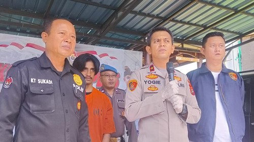 Karyawan toko pet shop nekat menebas teman mabuknya menggunakan pedang hanya karena insiden kena senggol.