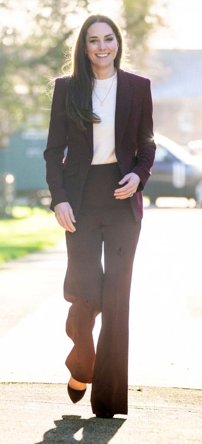 Kate Middleton melengkapi gayanya yang stylish dengan sepatu high heels dari Gianvito Rossi seharga £560. Foto: UK Press via Getty Images/Mark Cuthbert