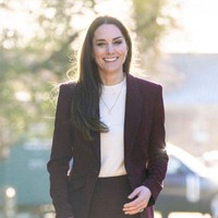 Kate Middleton melengkapi gayanya yang stylish dengan sepatu high heels dari Gianvito Rossi seharga £560. Foto: UK Press via Getty Images/Mark Cuthbert