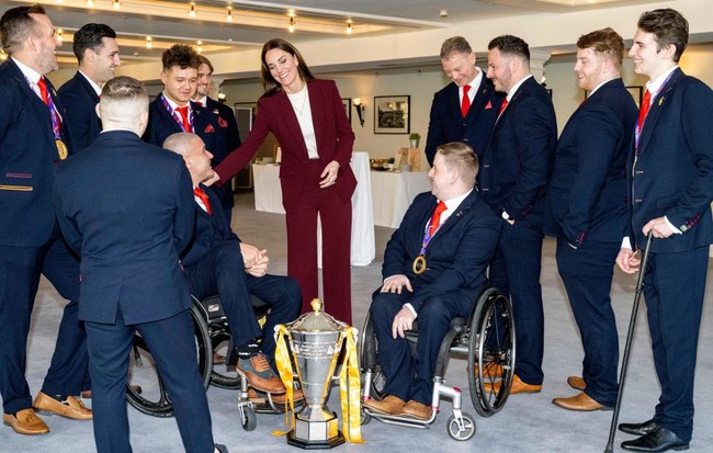 Saat menemui tim rugby berkursi roda, Kate Middleton tampil memesona dalam balutan blazer dan celana panjang dari desainer Roland Mouret. Seperti dikutip Daily Mail, satu set busana Princess of Wales berwarna burgundy itu harganya mencapai £1,200. Foto: POOL/AFP via Getty Images/MARK LARGE