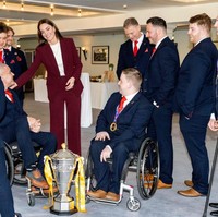 Saat menemui tim rugby berkursi roda, Kate Middleton tampil memesona dalam balutan blazer dan celana panjang dari desainer Roland Mouret. Seperti dikutip Daily Mail, satu set busana Princess of Wales berwarna burgundy itu harganya mencapai £1,200. Foto: POOL/AFP via Getty Images/MARK LARGE