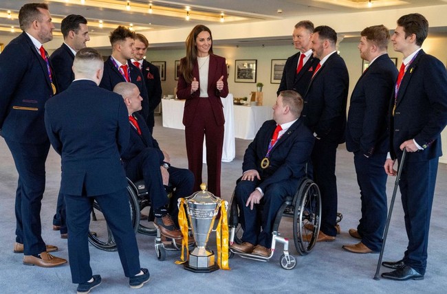 Seperti dikutip People, Kate Middleton menemui tim rugby berkursi roda Inggris yang sukses memenangkan Piala Dunia Liga Rugby pada November 2022.  Foto: POOL/AFP via Getty Images/MARK LARGE