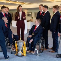 Seperti dikutip People, Kate Middleton menemui tim rugby berkursi roda Inggris yang sukses memenangkan Piala Dunia Liga Rugby pada November 2022.  Foto: POOL/AFP via Getty Images/MARK LARGE