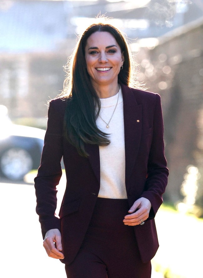 Yang juga istimewa dari penampilan Kate Middleton saat menggantikan tugas Pangeran Harry ini adalah kalung yang dipakainya. Kate mengenakan kalung karya desainer perhiasan Daniella Draper seharga £825.  Foto: Getty Images/John Phillips