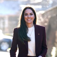 Yang juga istimewa dari penampilan Kate Middleton saat menggantikan tugas Pangeran Harry ini adalah kalung yang dipakainya. Kate mengenakan kalung karya desainer perhiasan Daniella Draper seharga £825.  Foto: Getty Images/John Phillips