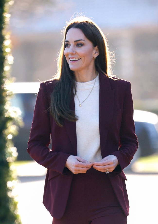 Kalung yang dipakai Kate Middleton ini dihiasi batu kelahiran November yang menurut situs desainernya bisa membawa rasa positif pada pemakainya. Foto: Getty Images/John Phillips