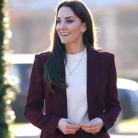 Kalung yang dipakai Kate Middleton ini dihiasi batu kelahiran November yang menurut situs desainernya bisa membawa rasa positif pada pemakainya. Foto: Getty Images/John Phillips
