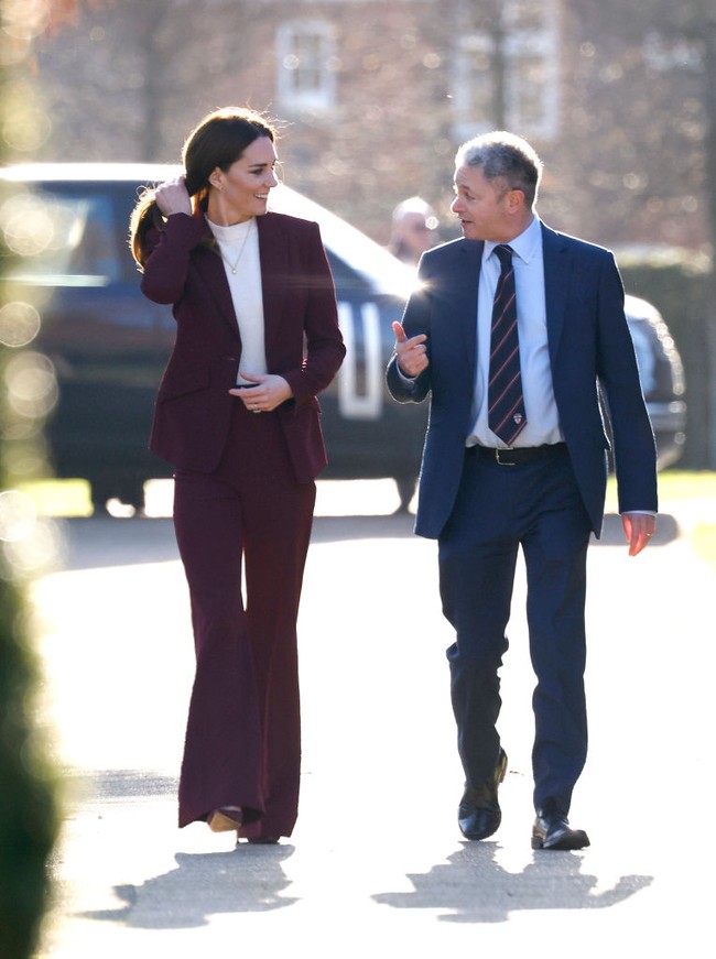 Kate Middleton hadir di Hampton Court Palace, London, Inggris pada 19 Januari 2023 untuk menggantikan tugas Pangeran Harry menemui tim rugby berkursi roda. Pangeran Harry yang mundur dari Kerajaan Inggris merupakan patron dari tim rugby tersebut, yang kini tugasnya dijalani Kate. Foto: Getty Images/John Phillips