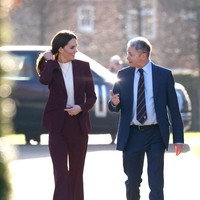 Kate Middleton hadir di Hampton Court Palace, London, Inggris pada 19 Januari 2023 untuk menggantikan tugas Pangeran Harry menemui tim rugby berkursi roda. Pangeran Harry yang mundur dari Kerajaan Inggris merupakan patron dari tim rugby tersebut, yang kini tugasnya dijalani Kate. Foto: Getty Images/John Phillips