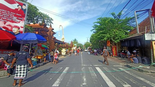 Kawasan Desa Adat Kesiman, Denpasar, Bali mulai ditutup menjelang Tradisi Pengerebongan, Sabtu (21/1/2023) sore.