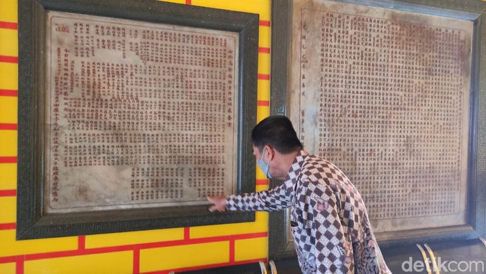 Kelenteng Eng An Kiong Masyarakat Tionghoa waktu itu membangun sebuah tempat peribadatan di tahun 1820-1825, yakni Kelenteng Eng An Kiong yang saat ini berada di Jalan R E Martadinata itu.